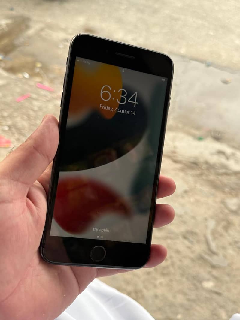 Apple iPhone 8 Plus 1