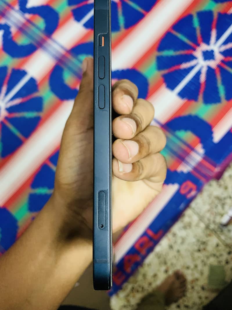 Apple iPhone 13 5