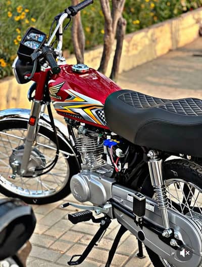 honda 125 red 25 model