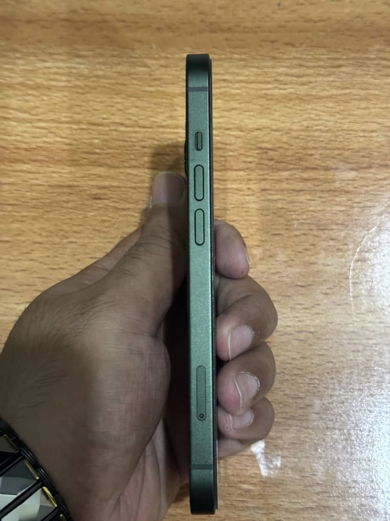 Apple iPhone 13 5