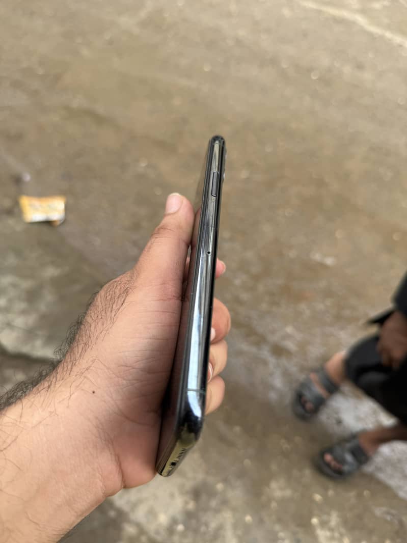 Apple iPhone 11 Pro Max 2