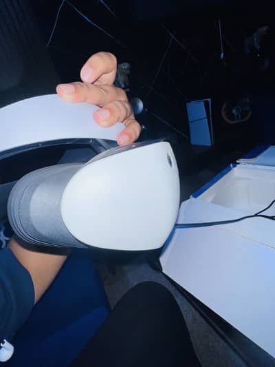 I am selling my ps vr 2 brand new only used 1 month
