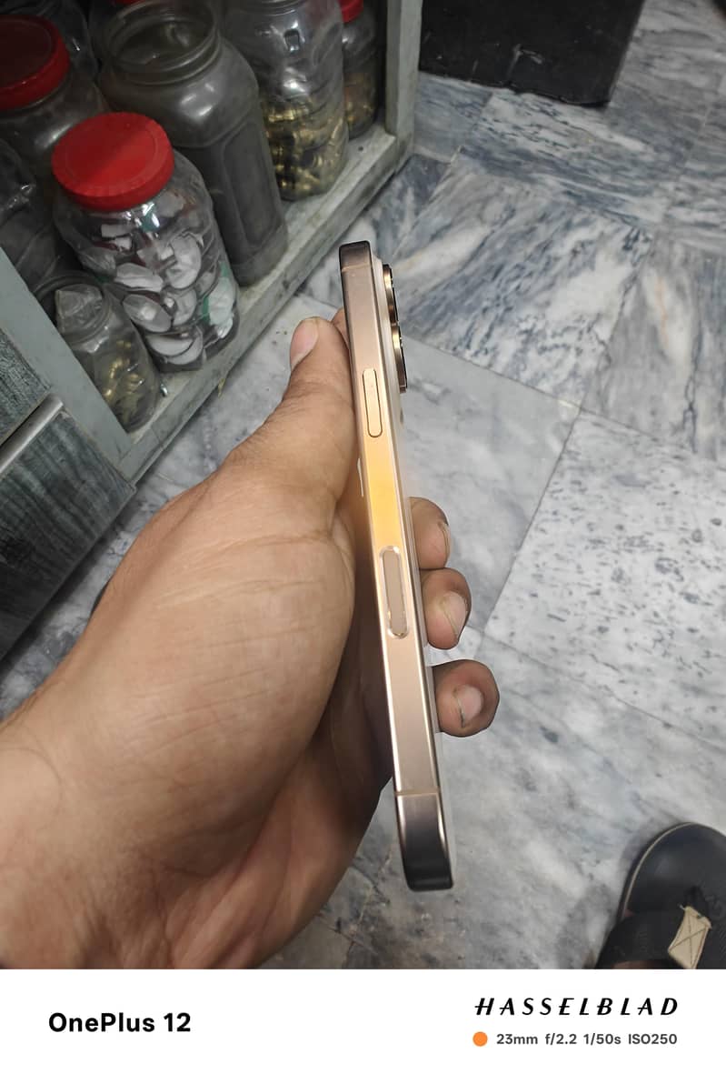 Apple iPhone 16 Pro Max 4