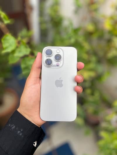 Apple iPhone 15 Pro (100 health)