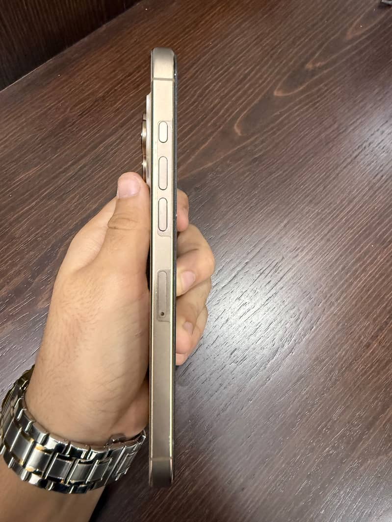 Apple iPhone 16 Pro Max 2