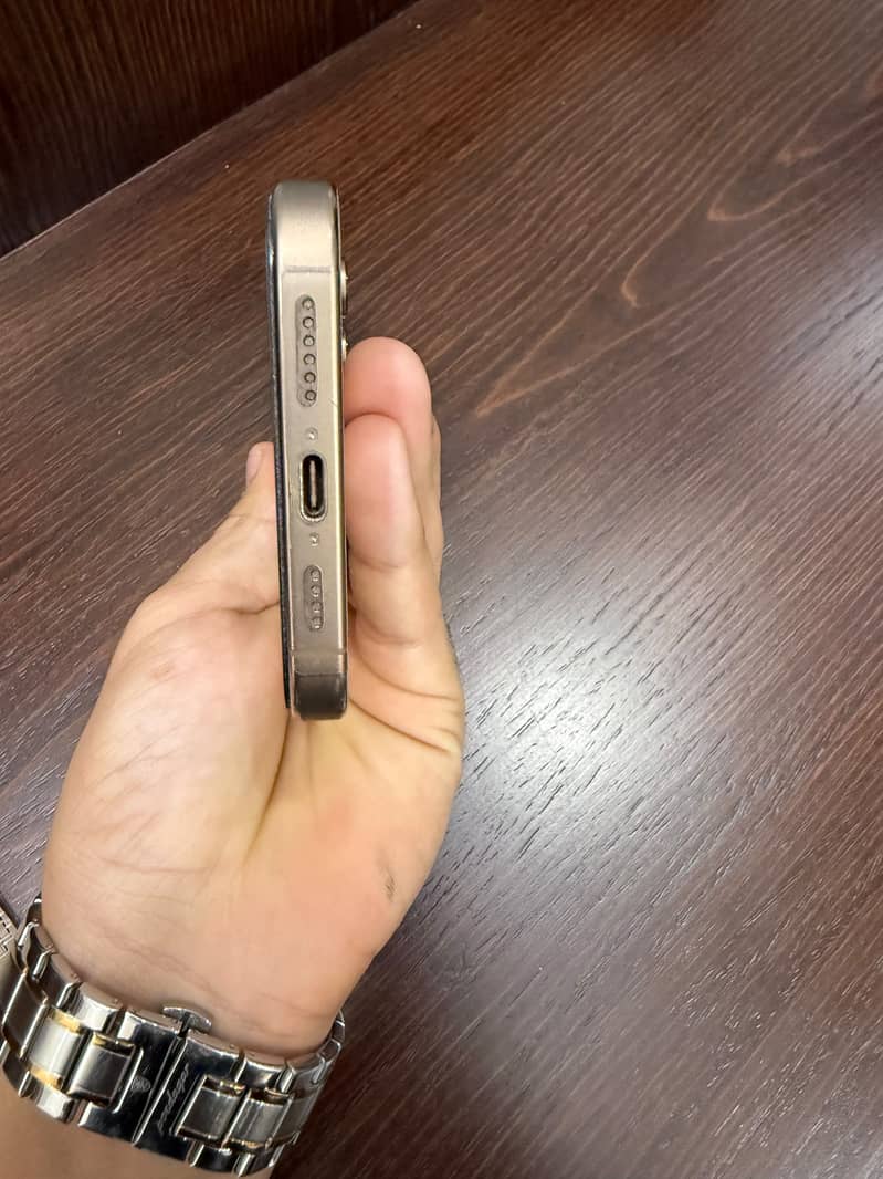 Apple iPhone 16 Pro Max 4