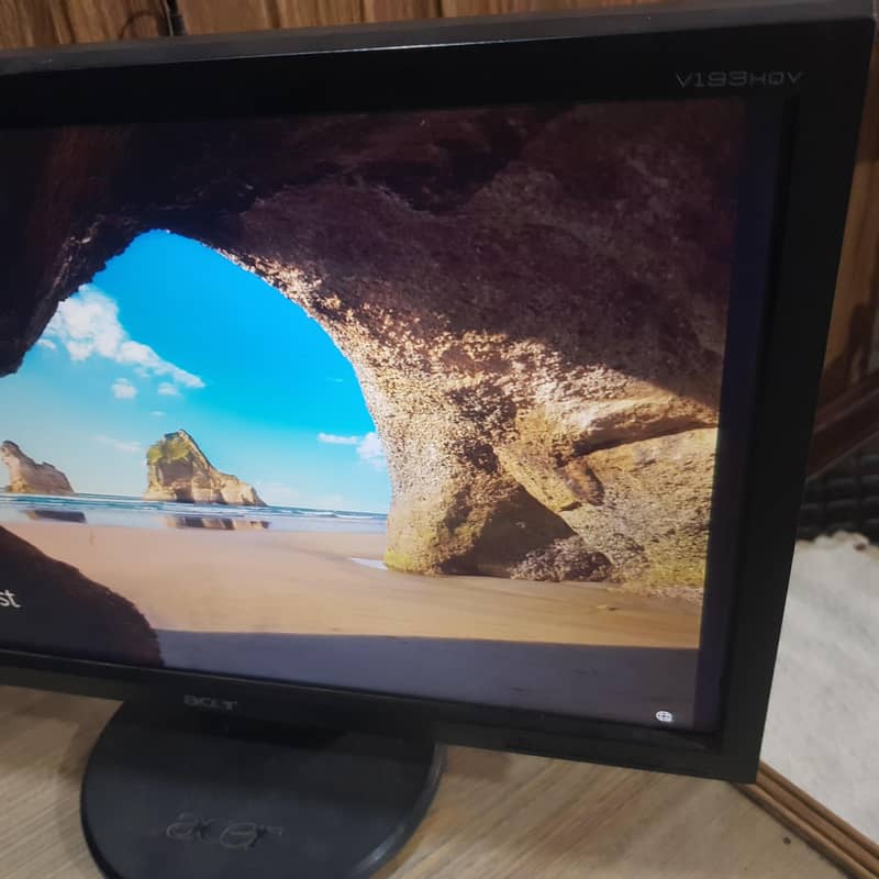 2 PC Monitors 5