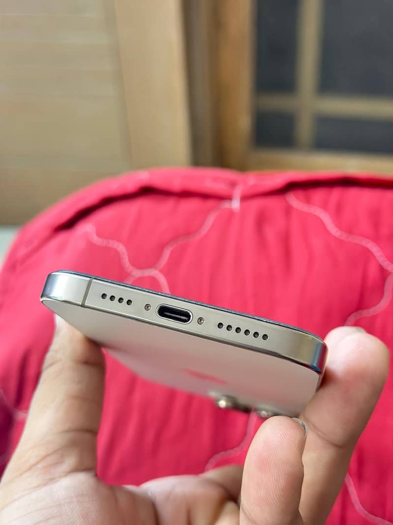 Apple iPhone 16 Pro Max 2