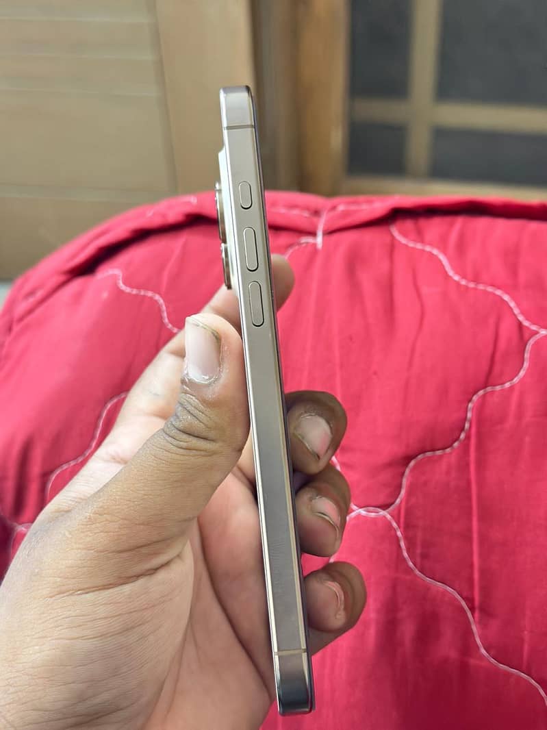 Apple iPhone 16 Pro Max 4