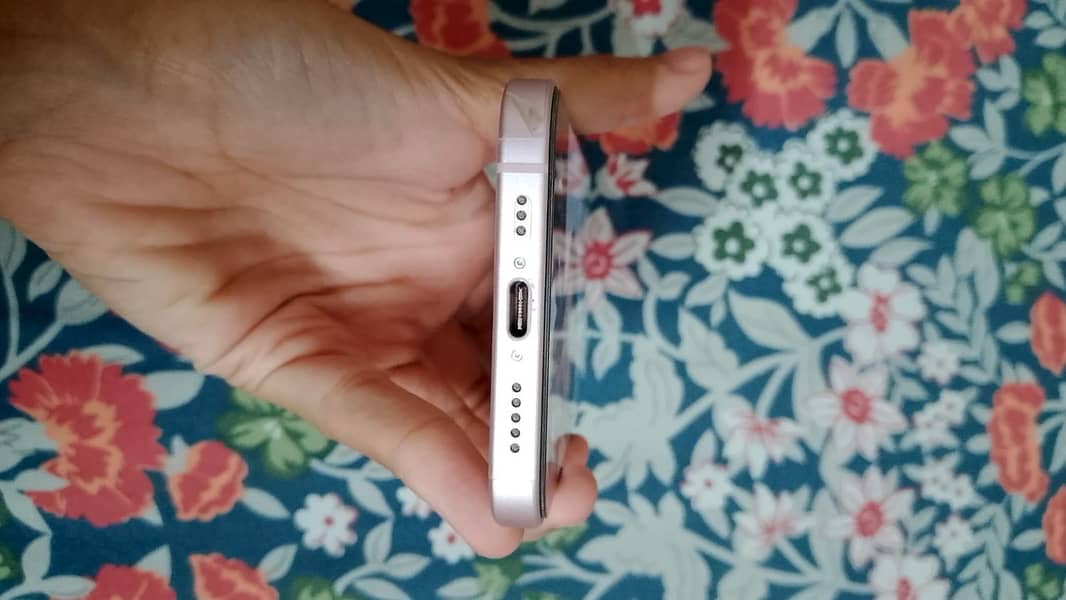 Apple iPhone 15 4
