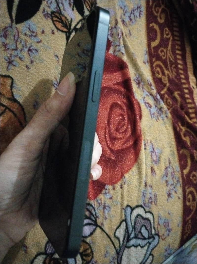 Apple iPhone 13 2