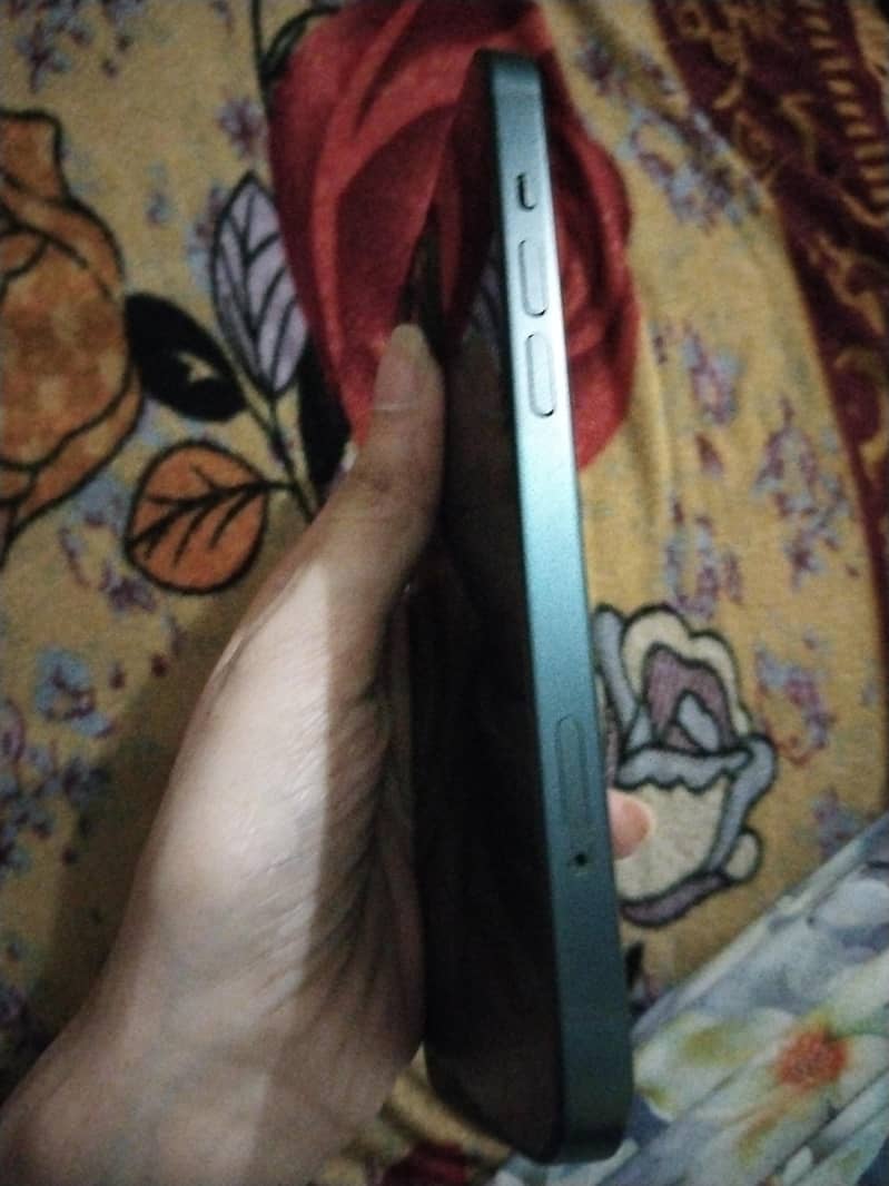 Apple iPhone 13 4