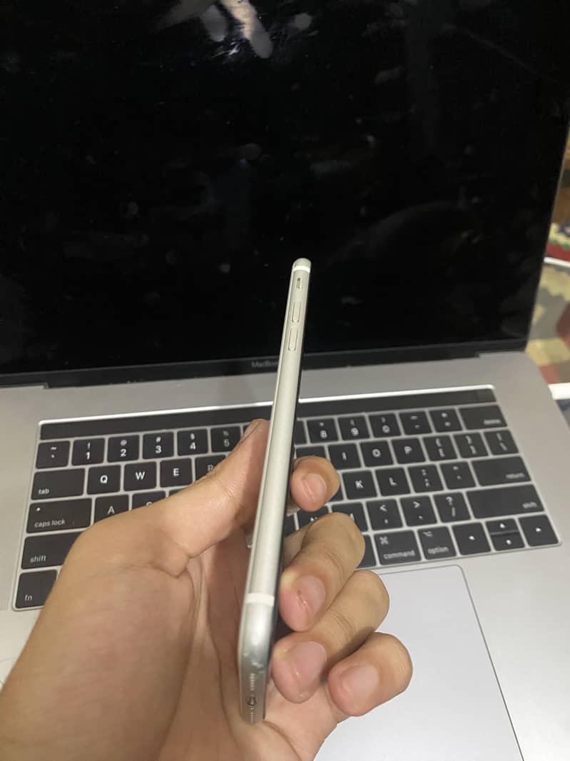 IPHONE SE (2nd Generation) 1