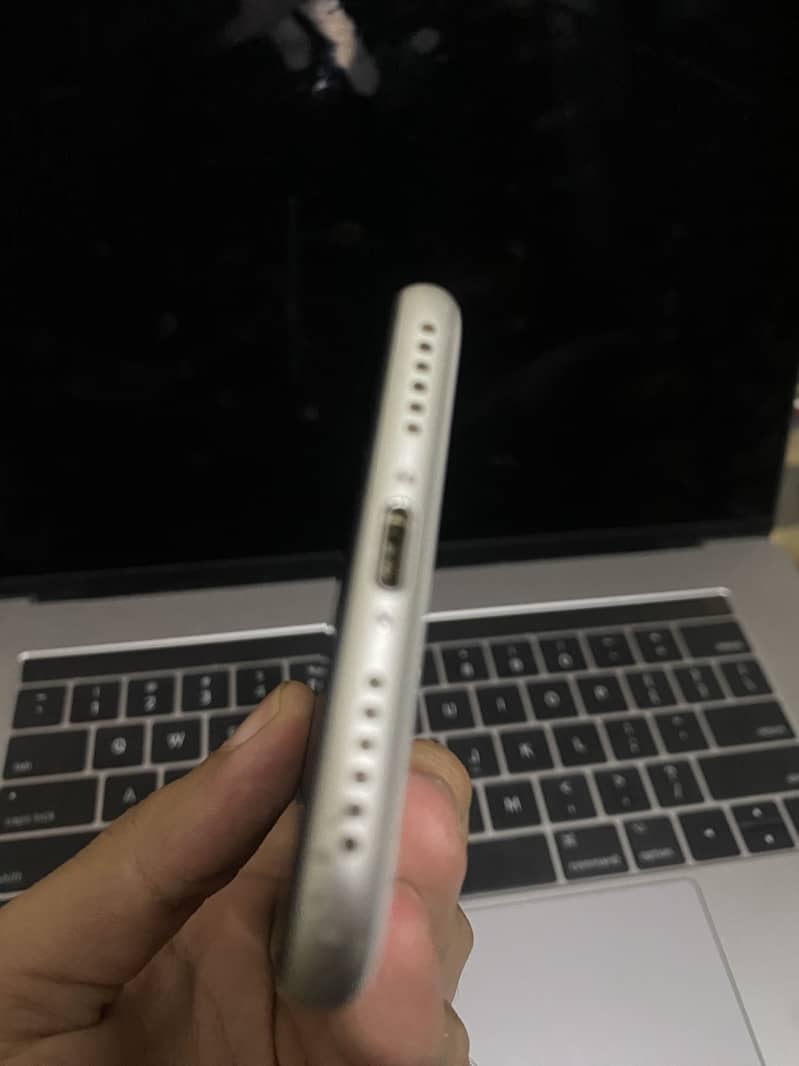 IPHONE SE (2nd Generation) 3