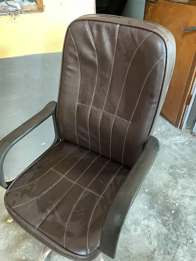 Brown Revolving Office Chairs – Comfortable & Durable