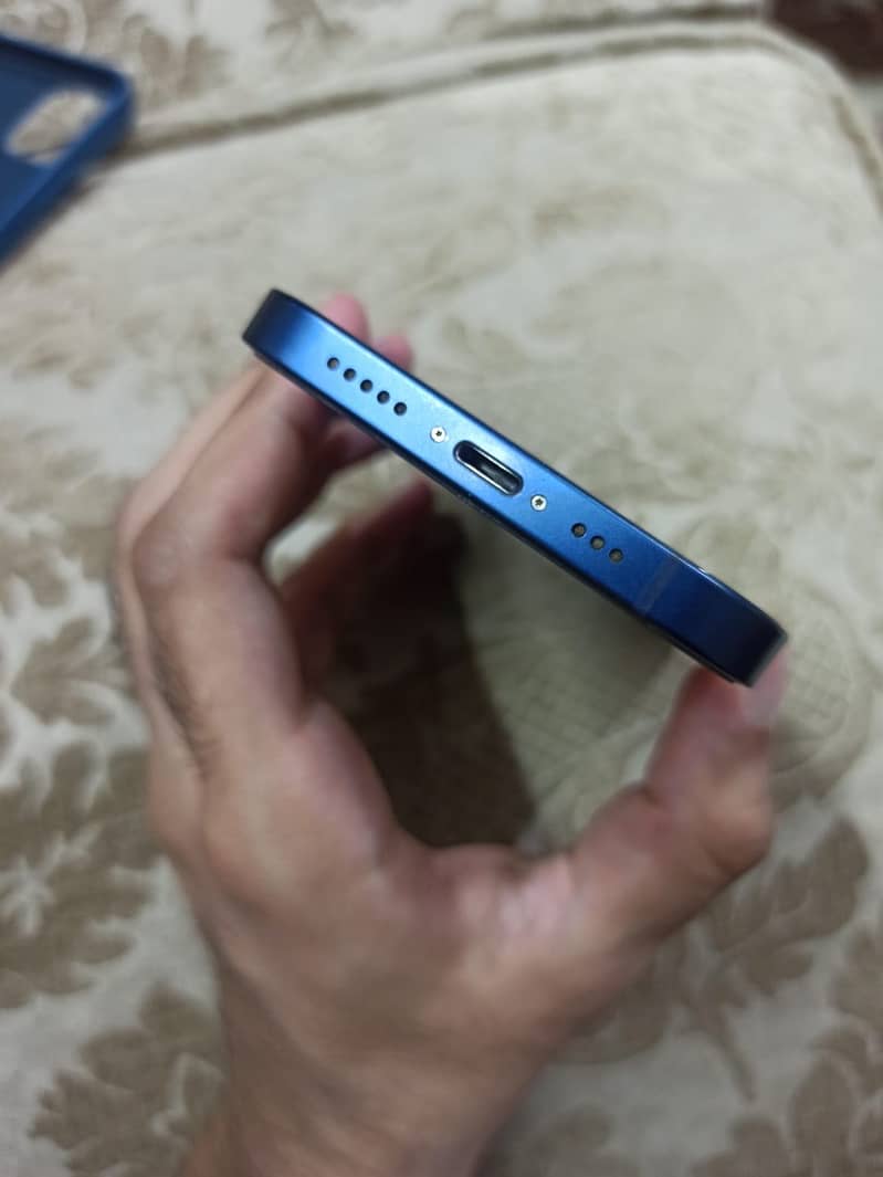 Apple iPhone 12 4