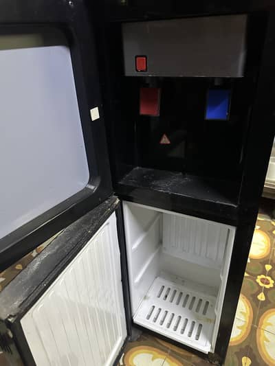 Pel water dispenser