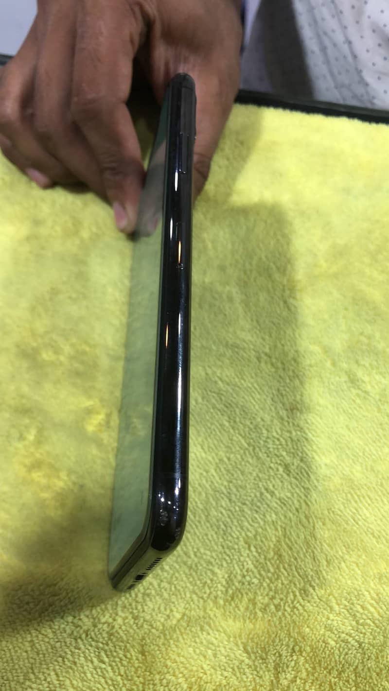 Apple iPhone 11 Pro Max 2