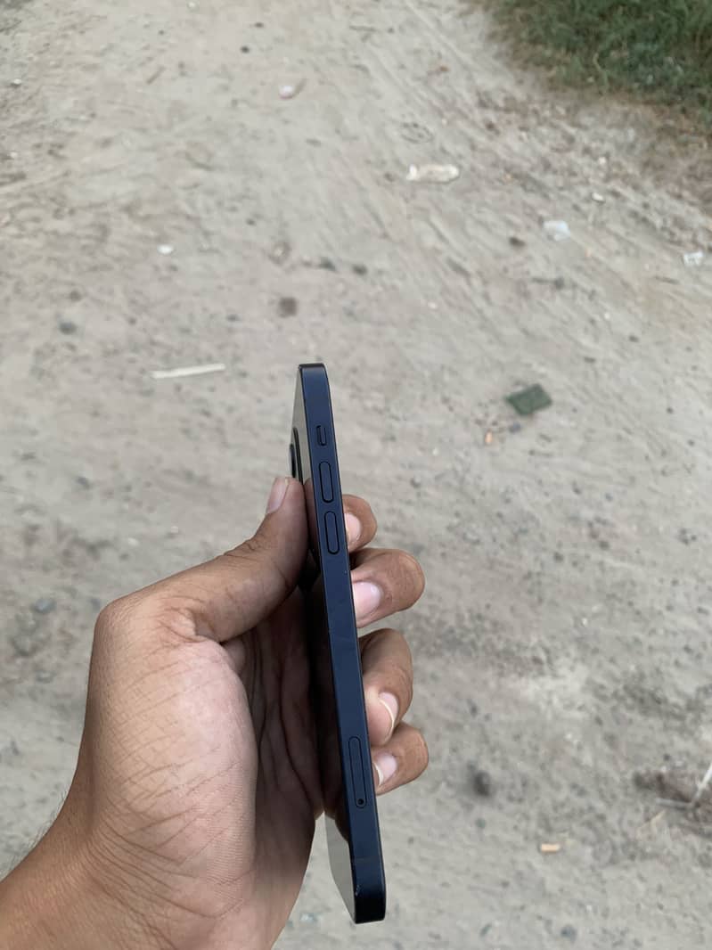 Apple iPhone 12 4