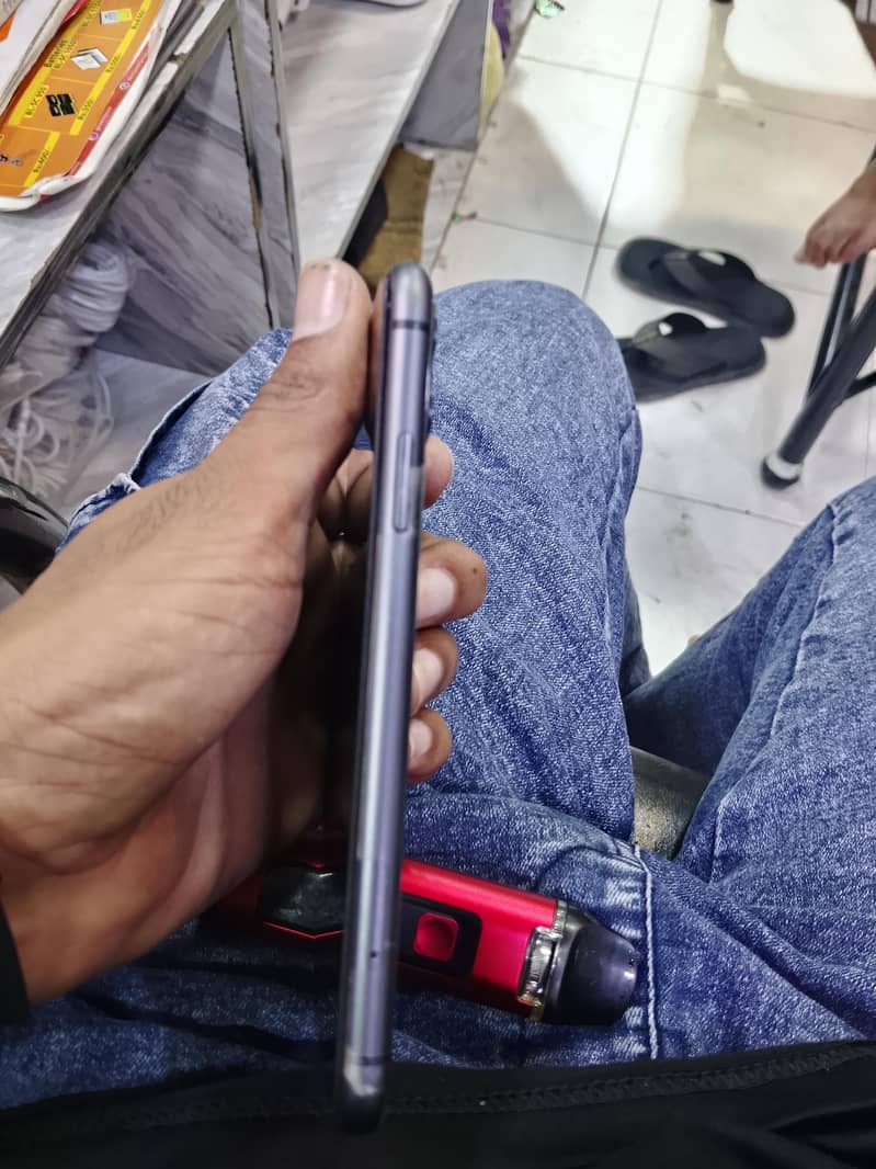 Apple iPhone 11 3