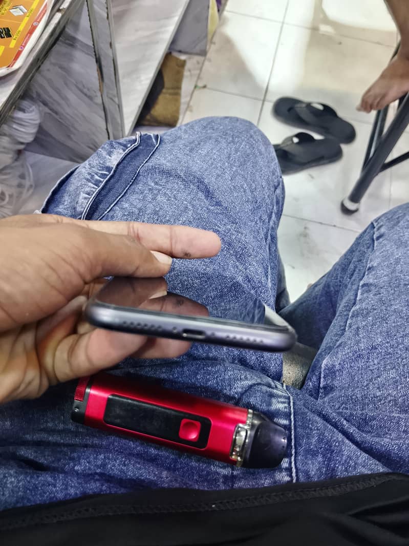 Apple iPhone 11 4
