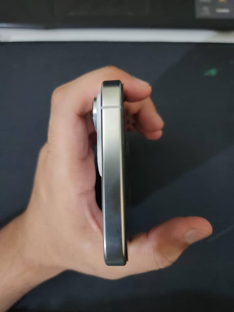Apple iPhone 16 Pro Max 4