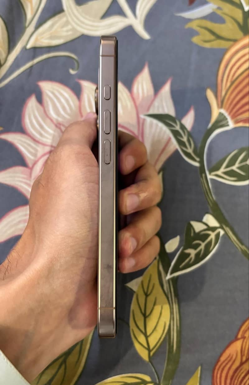 Apple iPhone 16 Pro 3