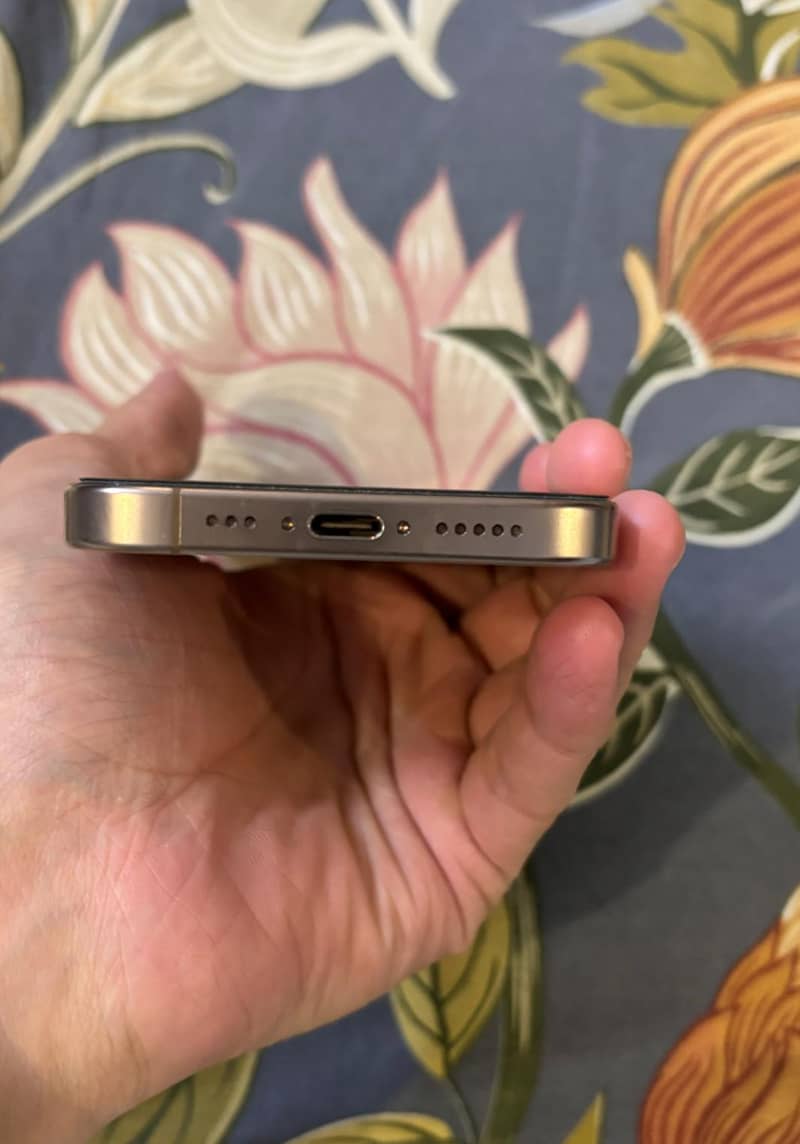 Apple iPhone 16 Pro 4