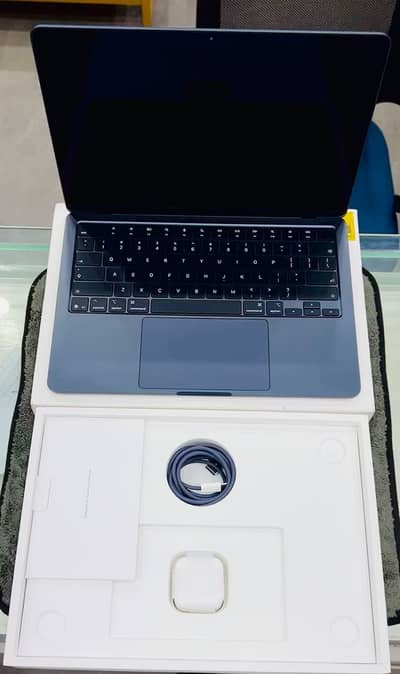 Apple MacBook Air M5 | 16GB RAM 512GB SSD | Box Pack | 3 Cycle Count|