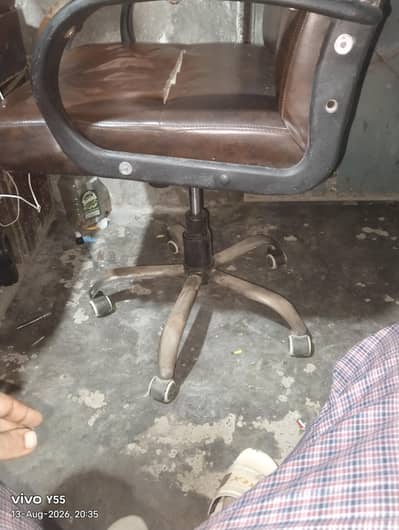 chair bilkul theek 03085091788 WhatsApp number