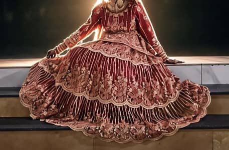Bridal lhenga with complete jewellery seat and paras sandals 
