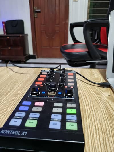 traktor x1 mk2 DJ controller