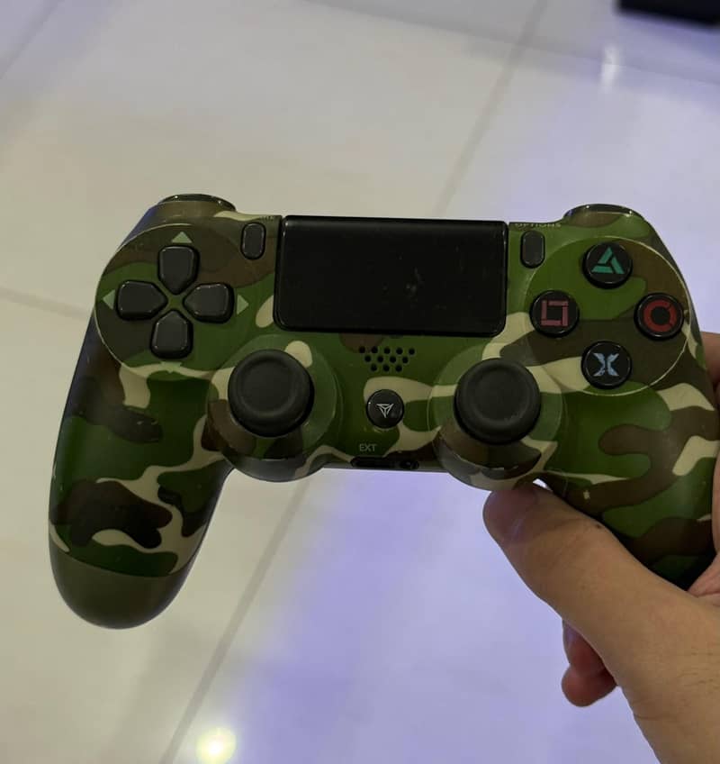 PS4 Pro 1TB Mint Condition with Orignal Lynx Controller 2