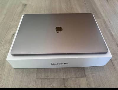 15 inch macbook pro 10/10 condition
