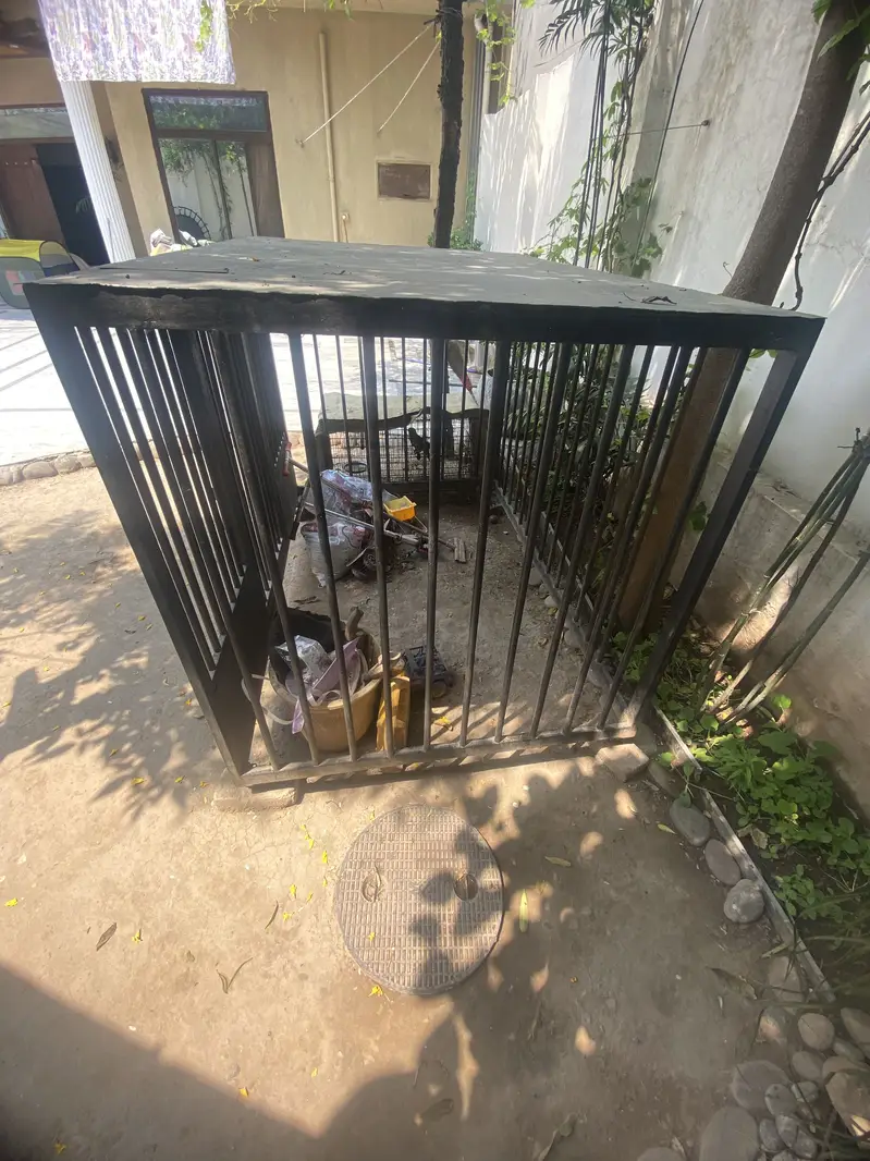 Dog cage for sale only need repaint — photo 2