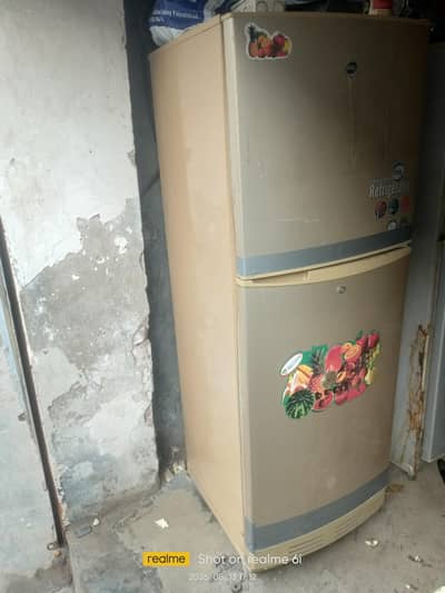 pel ki medium size fridge hai