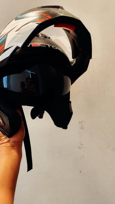 Acha hai but baik sale ki hai as liya helmet ki zoriat nui hai