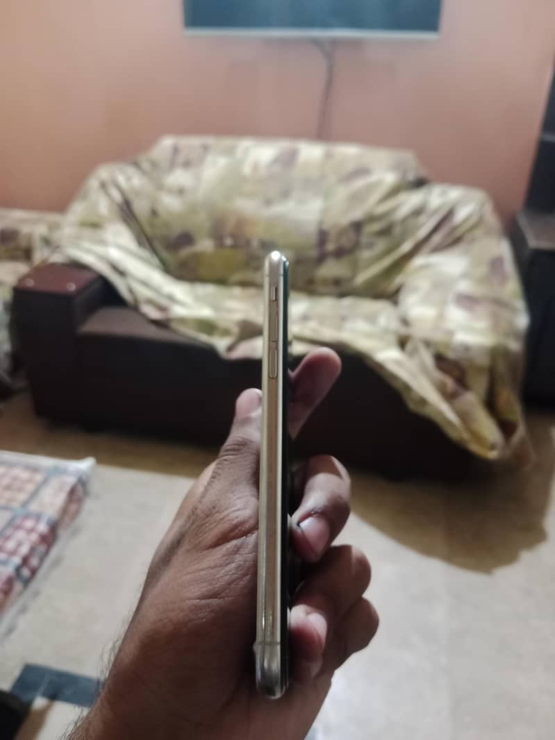 Apple iPhone X 4