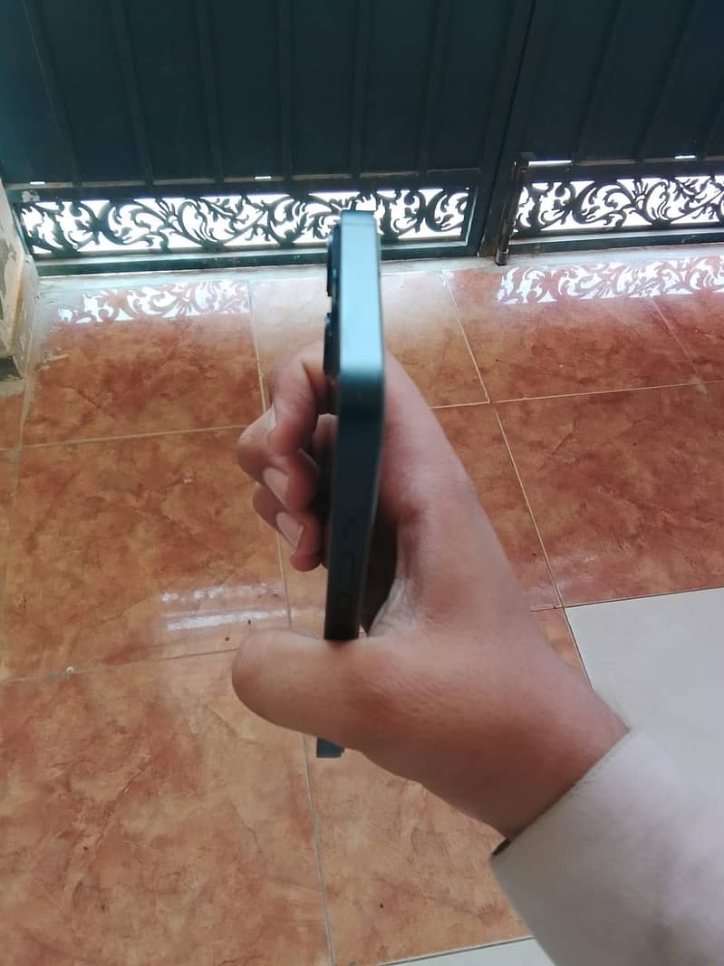 Apple iPhone 13 1