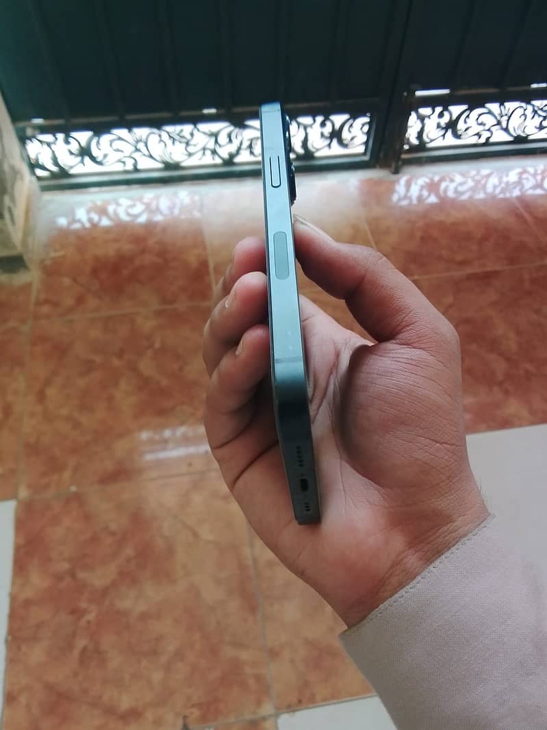Apple iPhone 13 2