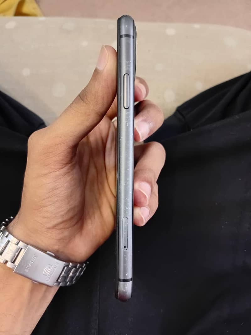 Apple iPhone 11 4