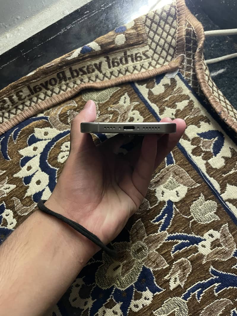 Apple iPhone 15 Pro Max 4