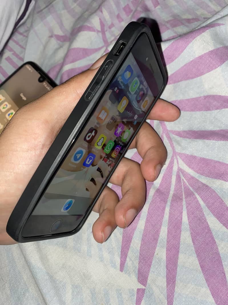 Apple iPhone 7 3