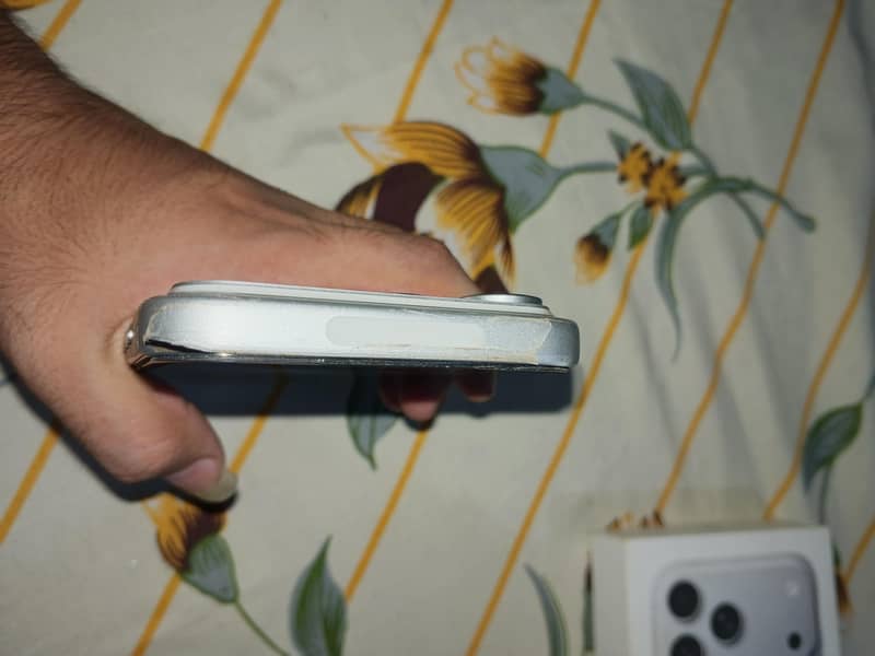 Apple iPhone 17 Pro Max 4