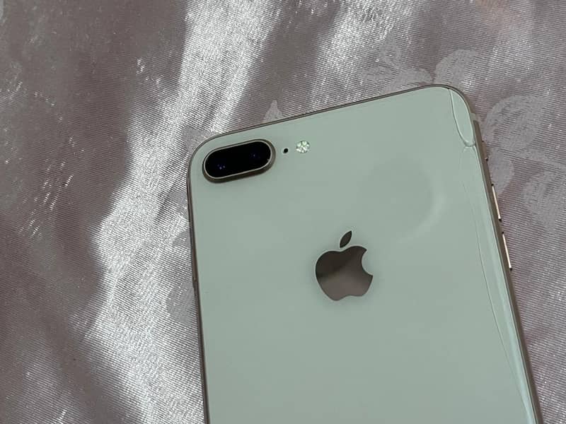 Apple iPhone 8 Plus 3