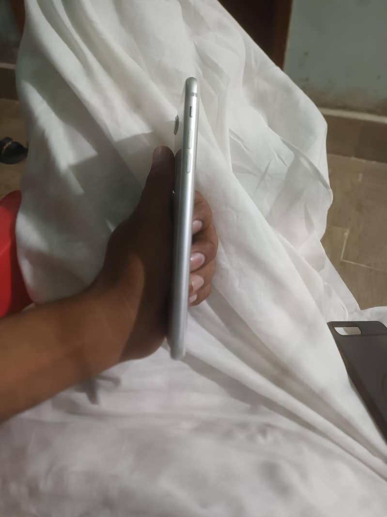 Apple iPhone 8 Plus 4