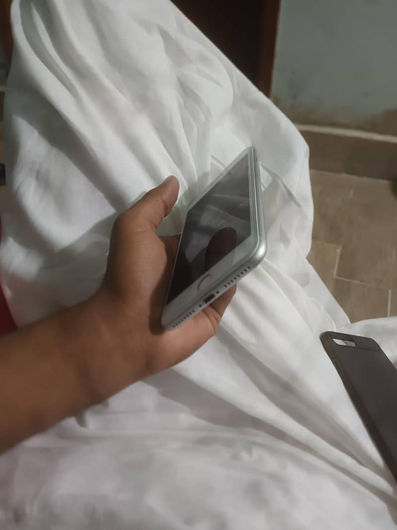 Apple iPhone 8 Plus 5