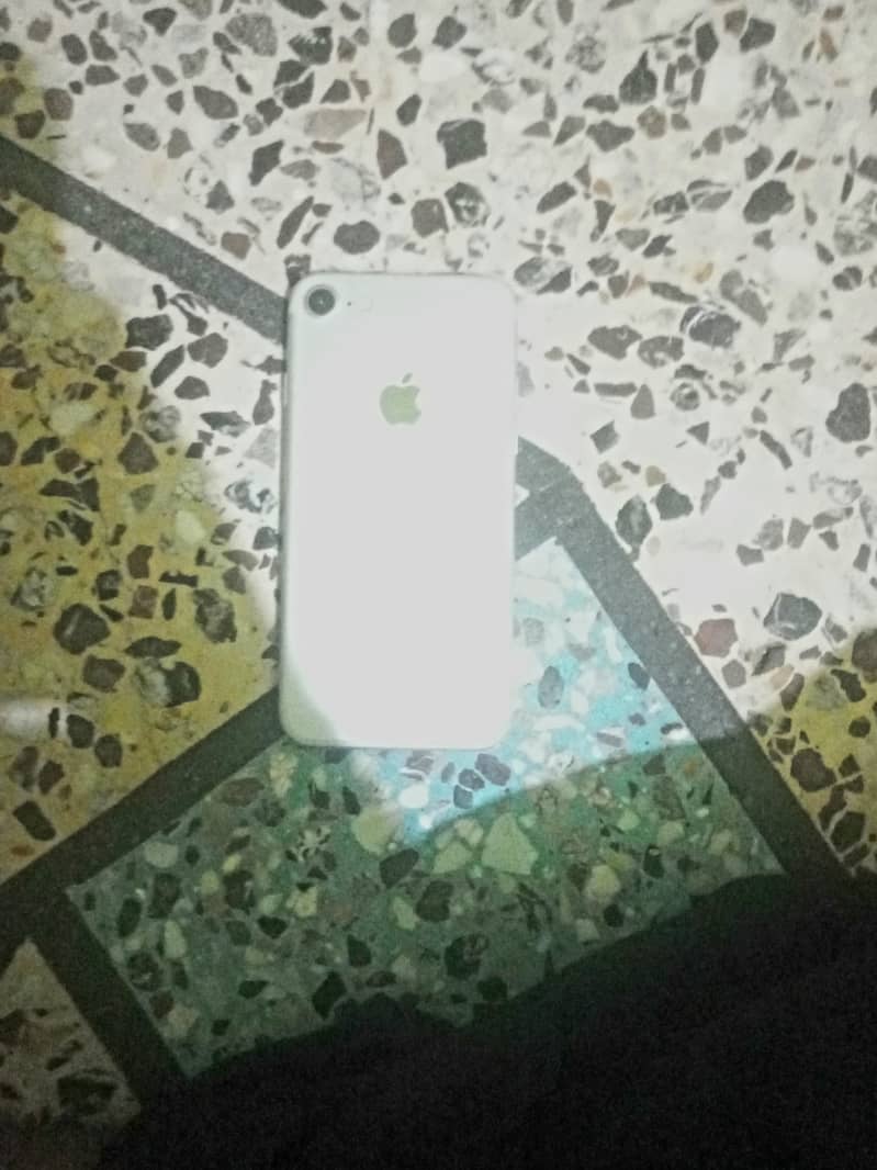 Apple iPhone 7 3