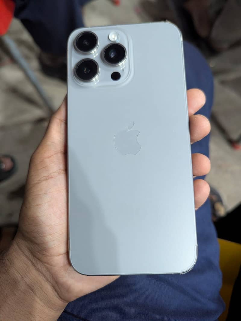 Apple iPhone 15 Pro Max 4