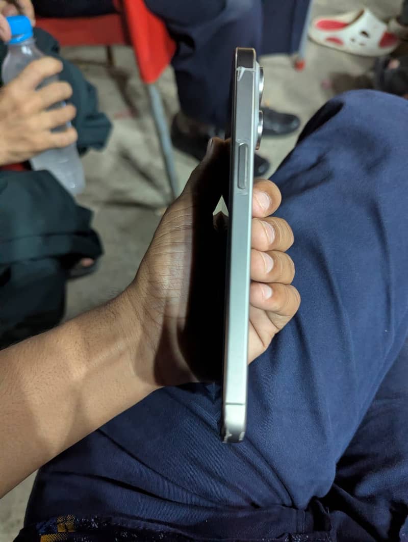Apple iPhone 15 Pro Max 6